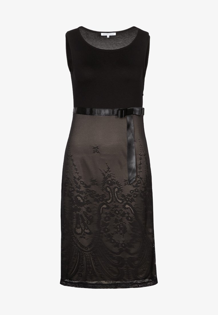 Robe noire sans manches avec haut uni, jupe en dentelle et fine ceinture en satin nouée en un nœud à la taille.
