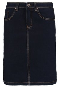 Falda de mezclilla oscura con corte recto. Presenta costuras doradas, cinco bolsillos y un cierre frontales con botón. Diseño de longitud media.