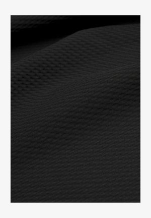 Textúrovaná čierna tkanina s jemným geometrickým vzorom, ktorá vystihuje hladký povrch a mäkký, ohybne materiál. Ideálna pre rôzne aplikácie.