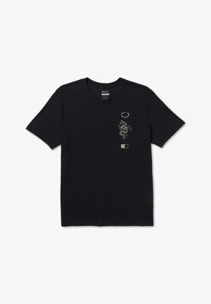 T-shirt noir à manches courtes avec col rond, orné d'un motif vertical comprenant un hexagone, un serpent, des formes angulaires et un carré bicolore sur le côté droit de la poitrine.