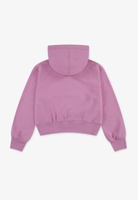 Zkrátená mikina v jemnej ružovej látke, s kapucňou, rebrovanými manžetami a širokým pásom. Dizajn má hladkú textúru a raglánové rukávy.
