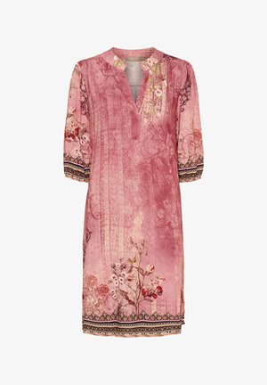 Lyserød blomstret tunika kjole med krave, trekvartærmer, intrikate mønstre, tekstureret stof og dekorativ sort og guld kant nederst.