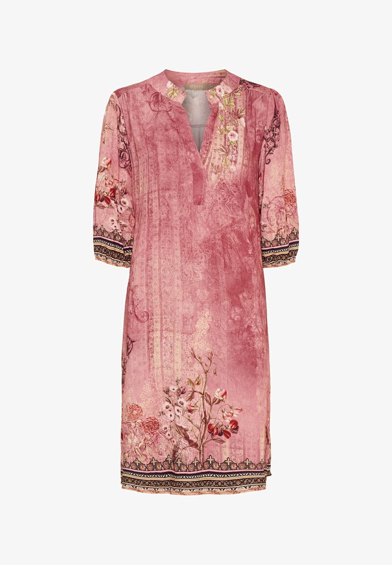 Lyserød blomstret tunika kjole med krave, trekvartærmer, intrikate mønstre, tekstureret stof og dekorativ sort og guld kant nederst.