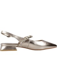 Zapato slingback metálico plateado con punta afilada y tacón bajo. Presenta una correa decorativa con acentos transparentes. Textura de cuero suave.