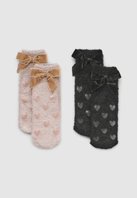 Due paia di calze morbide e soffici: una rosa con leggeri motivi a cuore e un fiocco, e una nera con motivi a cuore glitterati e un fiocco.