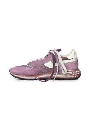 Sneaker in suede e mesh viola con dettagli bianchi, lacci bianchi e viola e suola nera decorata.
