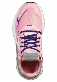 Scarpa da ginnastica rosa realizzata in mesh e materiali sintetici. Presenta dettagli viola, suola grigia e lacci blu scuro. Design con punta arrotondata.