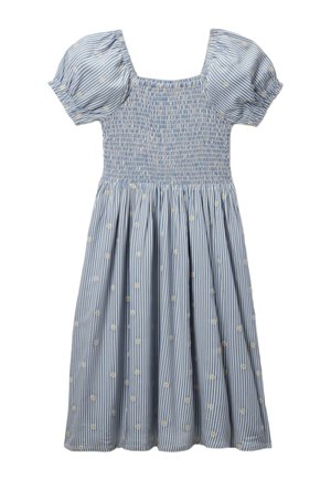 Robe rayée bleu et blanc avec manches bouffantes, corsage smocké et petit motif floral jaune sur tout le tissu.