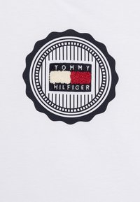Tommy Hilfiger STAMP PRINT TEE - T-shirt con stampa - white