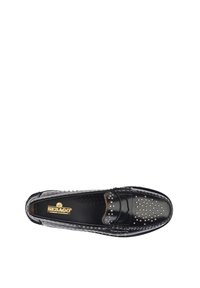 Mocassins en cuir noir avec des accents cloutés, bout arrondi et couture contrastante le long des bords. Texture lisse avec rembourrage intérieur.