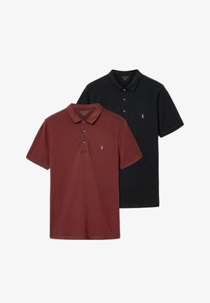 Twee polo's: één in bordeauxrood, één in zwart. Beide hebben een kraag, korte mouwen en een klein logo aan de linker bovenzijde.