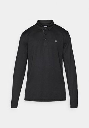 Czarna koszulka polo z długim rękawem, wykonana z gładkiego materiału. Posiada klasyczny kołnierzyk, trzy guziki oraz małe logo na lewej piersi.