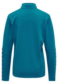 Maglione teal a maniche lunghe con un motivo texturizzato, colletto alto e accenti in bianco e nero lungo le maniche. Finitura del tessuto liscia.