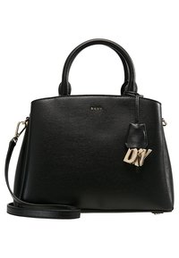 Czarna torebka wykonana z teksturowanej sztucznej skóry, o strukturalnym kształcie, z podwójnymi uchwytami i odpinanym paskiem. Dołączony charms z logo "DKNY" w kolorze mosiądzu.