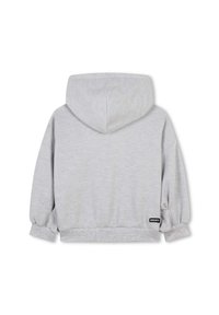 Sudadera gris corta con textura de canalé, capucha con cordón y puños elásticos. Presenta una etiqueta de DKNY en la parte inferior izquierda.