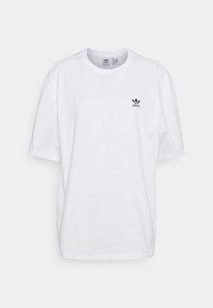 Hvid Adidas T-shirt med korte ærmer, rund hals og lille sort Adidas Trefoil-logo på venstre bryst.