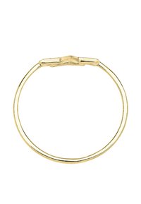 Guldring med en tynd skenkel og et fladt, klemme-lignende design øverst. Overfladen er glat og poleret, hvilket reflekterer lyset.