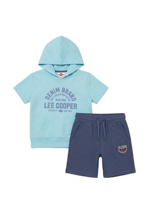 Sweat à capuche bleu clair à manches courtes avec le texte « Lee Cooper », associé à un short bleu marine à cordon de serrage avec une petite écusson sur la jambe.