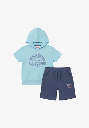 Sweat à capuche bleu clair à manches courtes avec le texte « Lee Cooper », associé à un short bleu marine à cordon de serrage avec une petite écusson sur la jambe.