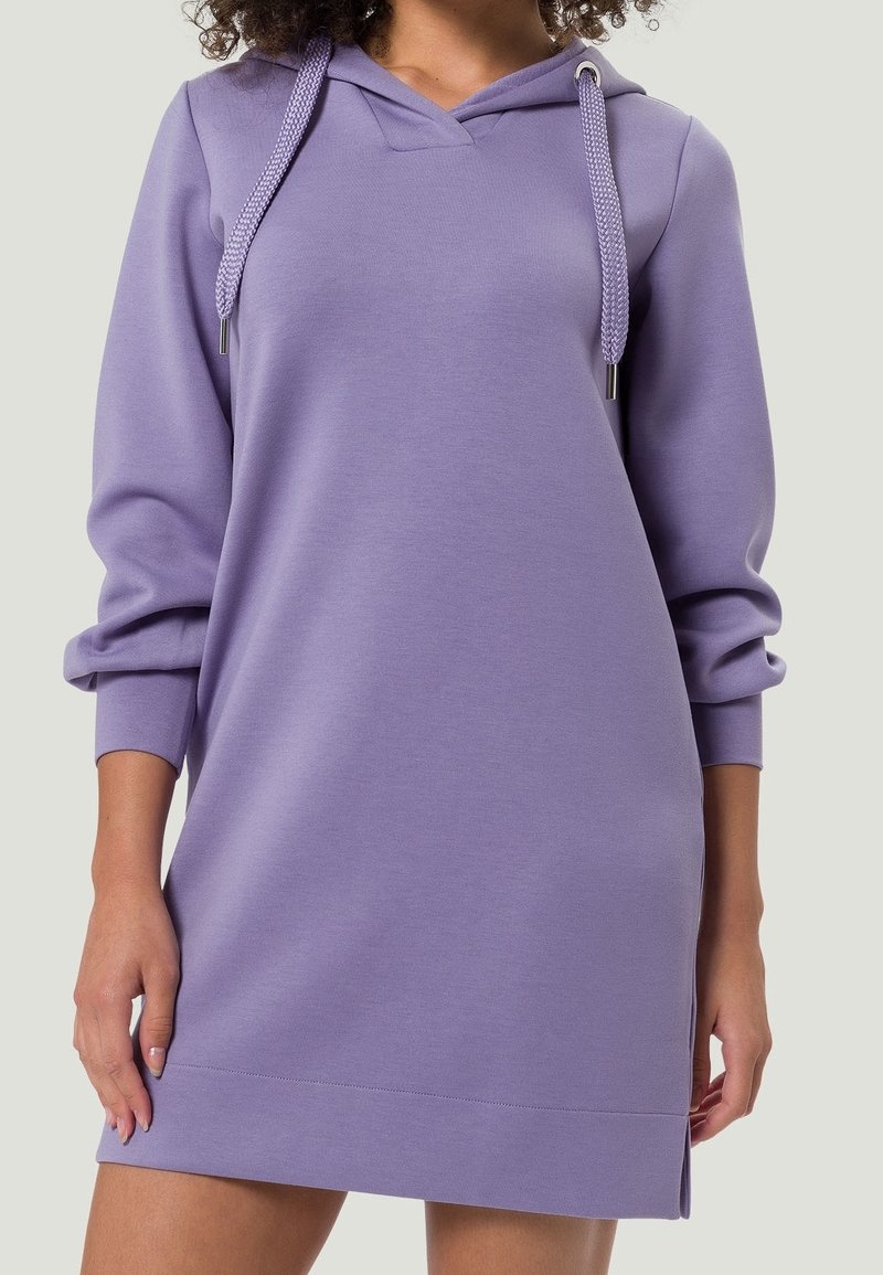 Robe sweat à capuche violette à manches longues, en tissu doux, avec poignets côtelés et poche kangourou à l'avant.