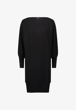 Zwarte gebreide jurk met een bootneklijn, oversized mouwen en een rechte silhoët. Beschikt over een geribbelde textuur en een lengte tot halverwege de dijen.
