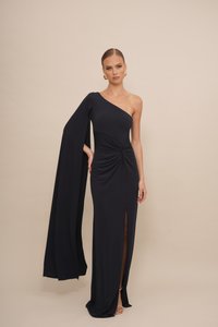 Marinblå one-shoulder kjole med en flytende erm, samlet midje og frontsplitt, laget av et mykt og glatt stoff.