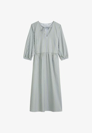 Pasiasta sukienka w jasnym zielonym i białym kolorze; ma dekolt w kształcie litery V z wiązaniem, rękawy o długości 3/4 z bufkami oraz zbieraną talię.