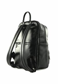 Sac à dos en cuir noir avec texture lisse, deux compartiments zippés, bretelles rembourrées et une poignée de transport en haut.