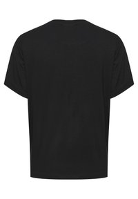 Camiseta negra de corte relajado, con mangas cortas y cuello redondo. Fabricada en una tela suave, con una textura lisa y sin patrones visibles.