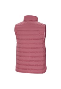 Puffig rosa väst med hög krage, med horisontellt quiltade sektioner och utan ärmar. Slät textur med en enkel design.