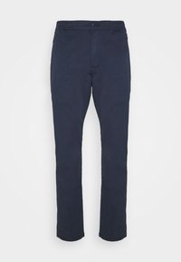 Pantalon slim bleu marine avec fermeture par bouton, poches avant et jambes droites sur fond clair uni.