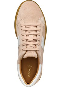 Baskets en daim rose avec accents blancs, fermeture à lacets et semelle intérieure texturée. Comprend une semelle extérieure marron et un logo sur la languette.