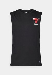 Črna majica brez rokavov iz bombaža. Ima rdeč logotip Chicago Bulls in napis "CHICAGO" na levem prsnem delu. Preprost, gladek tekstur.