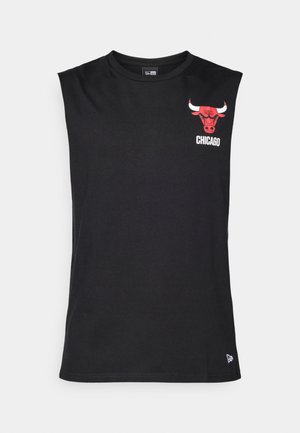 Tricou negru, fără mâneci, din bumbac. Are un logo roșu Chicago Bulls și textul „CHICAGO” pe partea stângă a pieptului. Textură simplă și netedă.