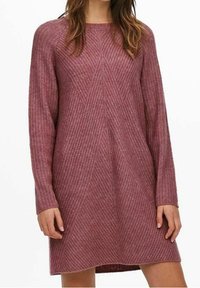Langärmliges Strickkleid in staubigem Rosé mit diagonaler Rippstruktur, Rundhalsausschnitt und entspannter Passform, die oberhalb der Knie endet.