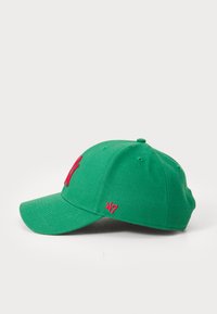 Grønn baseballcaps med en strukturert design, som har røde broderte detaljer og en buet brem. Materialet ser ut til å være bomullslignende med en glatt tekstur.