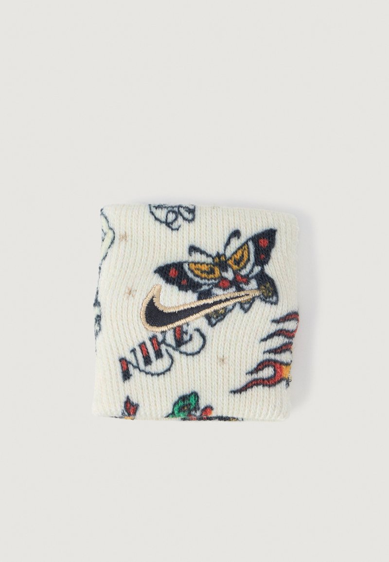 Meia branca canelada com padrões de borboletas e flores multicoloridas. Acento do logótipo da Nike bordado em preto. Textura macia, forma standard de meia.