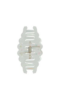 Pince à cheveux en acrylique transparent avec un design ondulé, un mécanisme à ressort et des accents irisés subtils, comportant des sections ouvertes pour donner du volume aux cheveux.