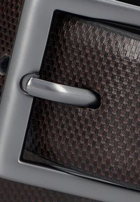 Brązowy pleciony pasek z metaliczno-szarym zapięciem i teksturowaną powierzchnią. Wzór zawiera prostokątne zapięcie oraz otwory na pasek.