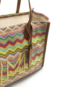 Borsa tote intrecciata con motivo a zigzag in filo multicolore, manici in pelle color cuoio e base strutturata simile alla paglia. Presenta un design decorativo a frange.