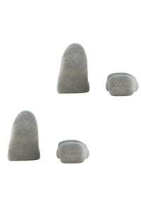 Calzini alla caviglia grigi realizzati in morbido tessuto, con un risvolto a coste e una banda di accento azzurro chiaro attorno al bordo superiore, mostrati da diverse angolazioni.