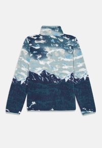Pull en polaire avec imprimé de paysage de montagne, présentant des nuances de bleu, des nuages blancs et une surface texturée pour la chaleur. Design à col montant.