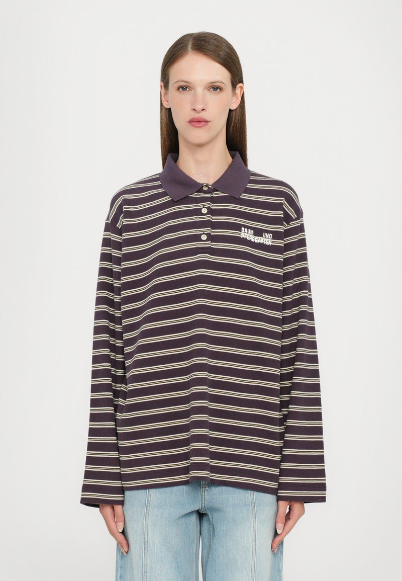 Camisa polo de manga larga en púrpura oscuro con rayas crema claras, presenta un cuello abotonado y un logo bordado en el lado izquierdo del pecho.
