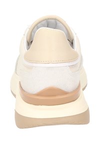 Beige und weiße Sneaker mit einer strukturierten Wildlederferse und glatten Lederelementen. Dicke Sohle mit einem hellbraunen Untergrund. Minimalistisches Design.