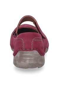 Różowe skórzane buty z zaokrąglonym tyłem, regulowanym paskiem oraz teksturowaną szaro-skalną podeszwą z detalami w postaci przeszyć.