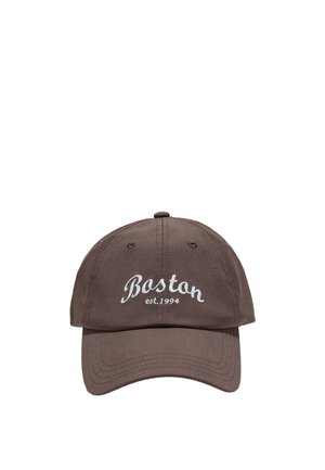 Casquette de baseball marron avec texte blanc brodé « Boston est. 1994 » sur le devant, avec des œillets de ventilation cousus.