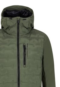 Gilet rembourré vert avec un col montant, doublure noire et une poche poitrine zippée. Présente un imprimé logo et un design matelassé horizontal.