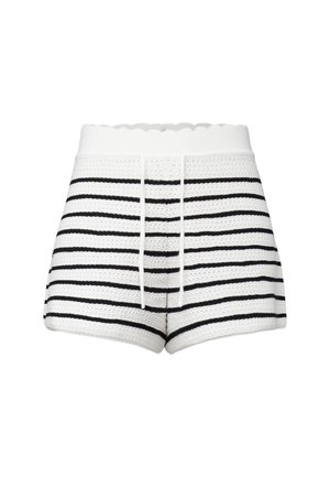 Valkoiset neulotut shortsit mustilla vaakaraitoja ja kiristysnyörivyötäröllä, joissa on aaltoileva yläreuna.