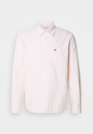 Gai rozā svītrots pogājamais krekls ar garām piedurknēm, apkakli, krūšu kabatu un zaļu Lacoste logo kreisajā krūšu daļā.