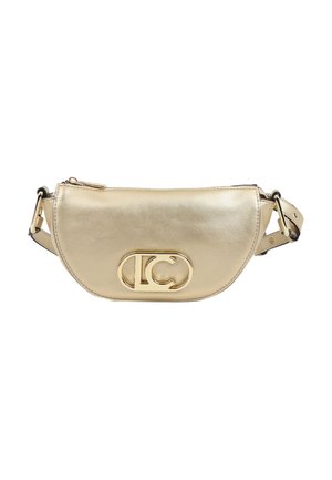 Sac bandoulière en cuir métallisé doré avec une forme incurvée, doté d'un logo bien en vue, d'une bandoulière ajustable et d'une fermeture éclair. Texture lisse.